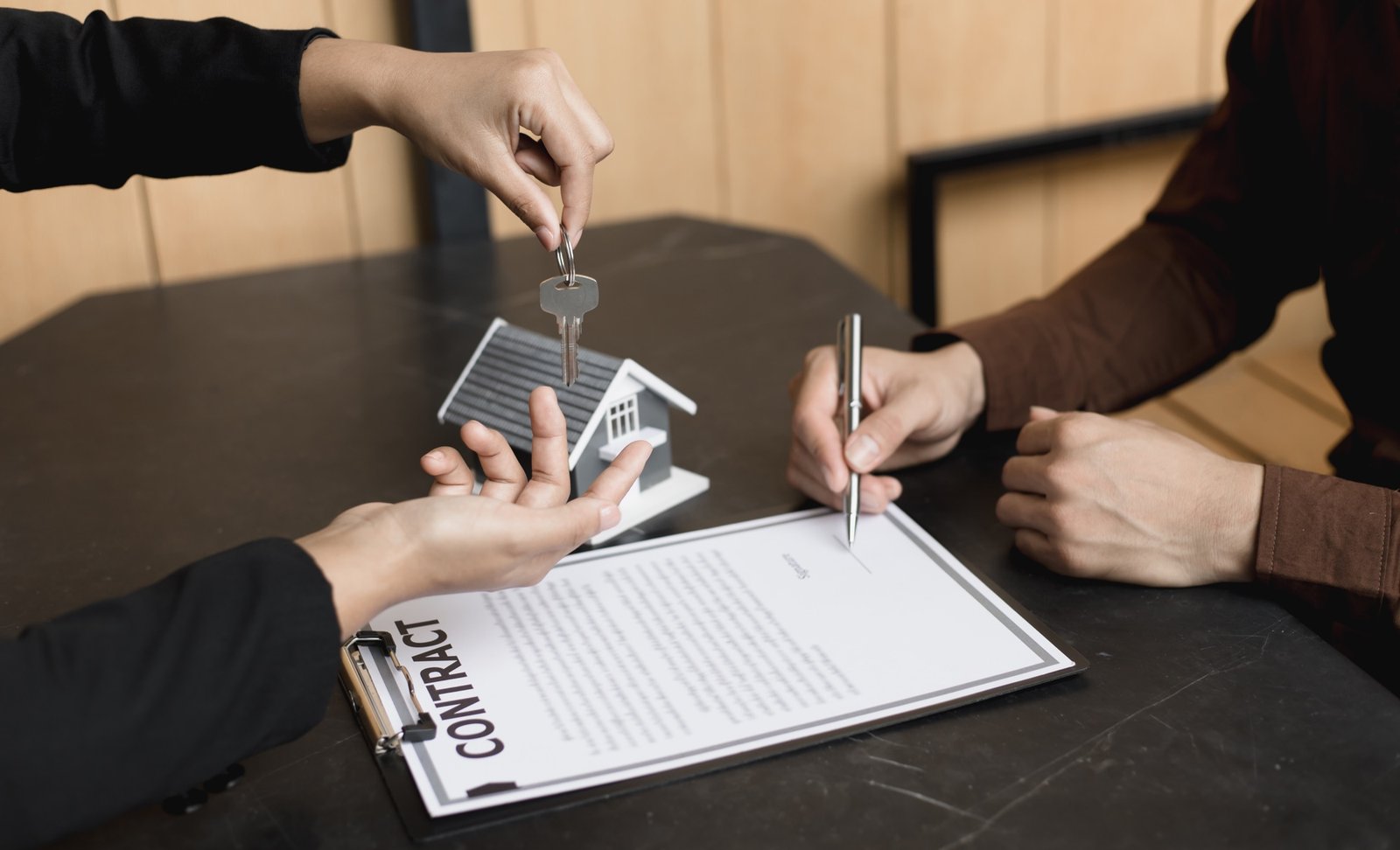 Wohnungsschlüssel und Vertrag auf einem Tisch