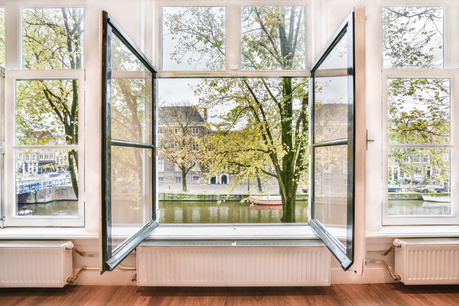 Geöffnetes Fenster mit frischer Luft in einer Wohnung
