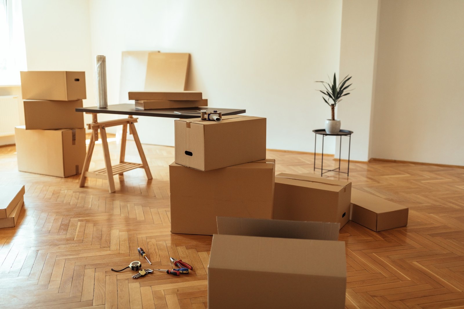 Einzug in eine neue Wohnung mit Umzugskartons
