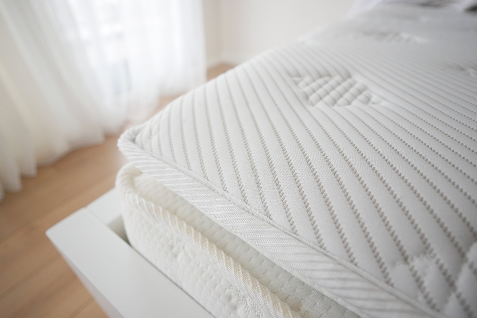 Frisch bezogene Matratze in einem hellen Schlafzimmer