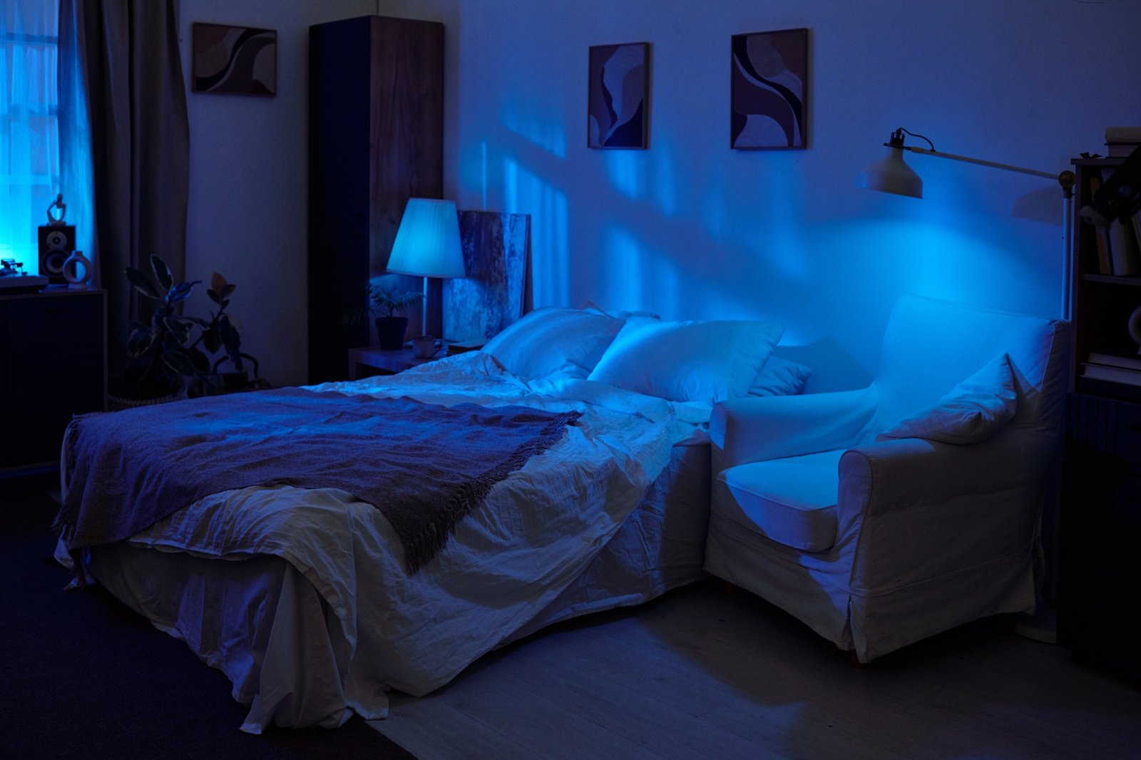 UV-Lampe beleuchtet einen Bodenbereich im Dunkeln