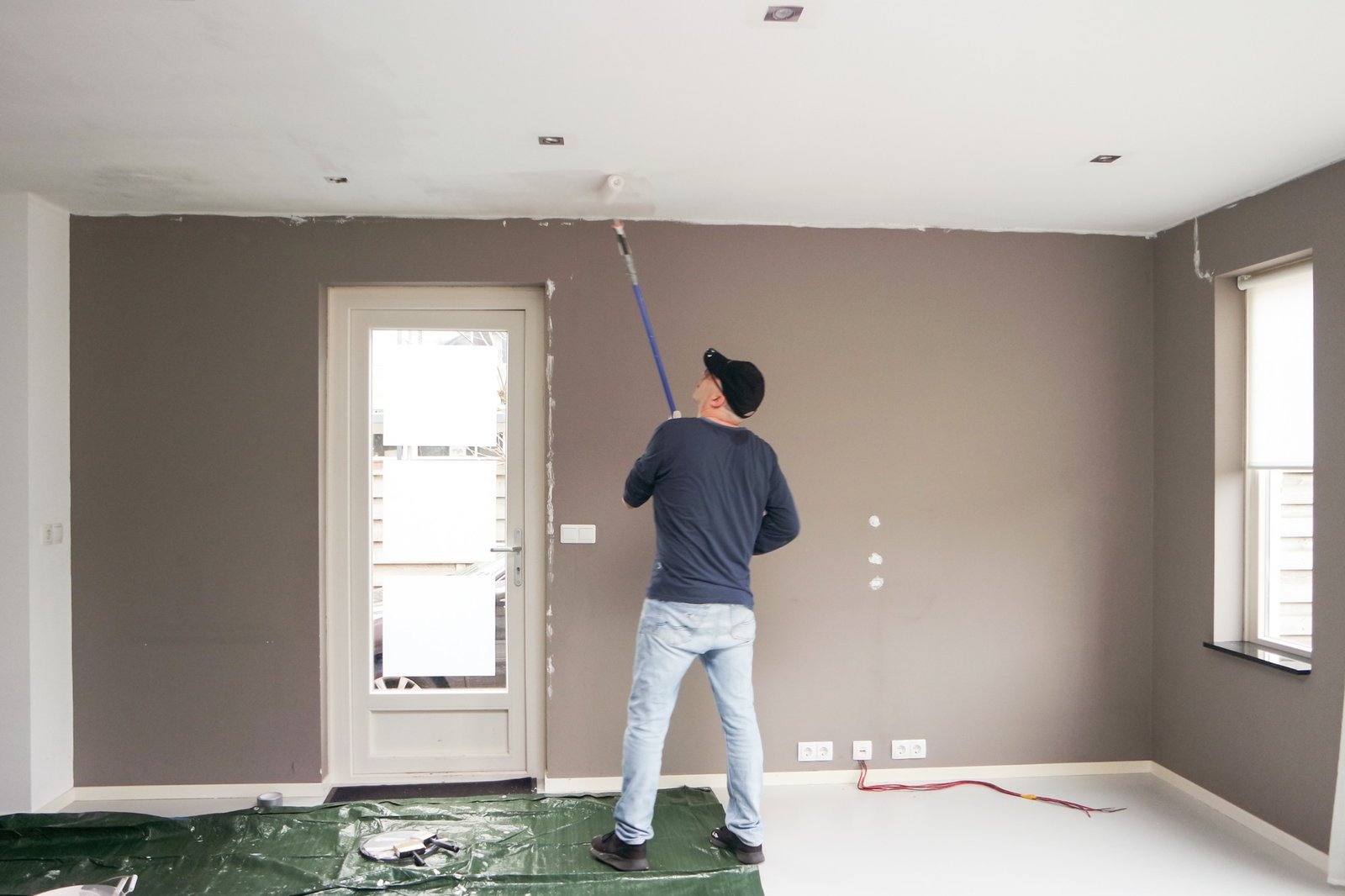 Wohnung wird renoviert mit frisch gestrichenen Wänden