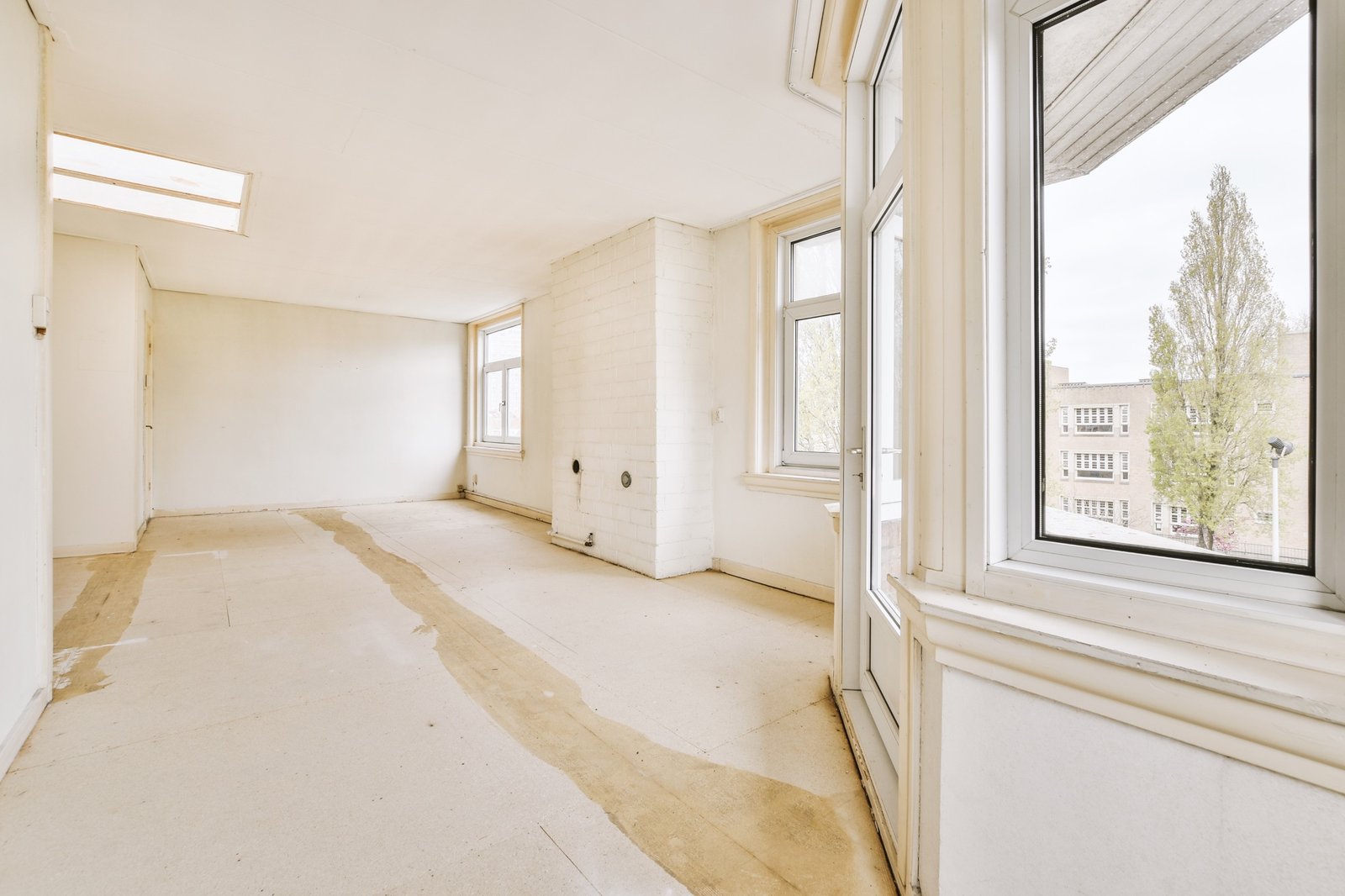 Leere Wohnung in starkem Renovierungsbedarf